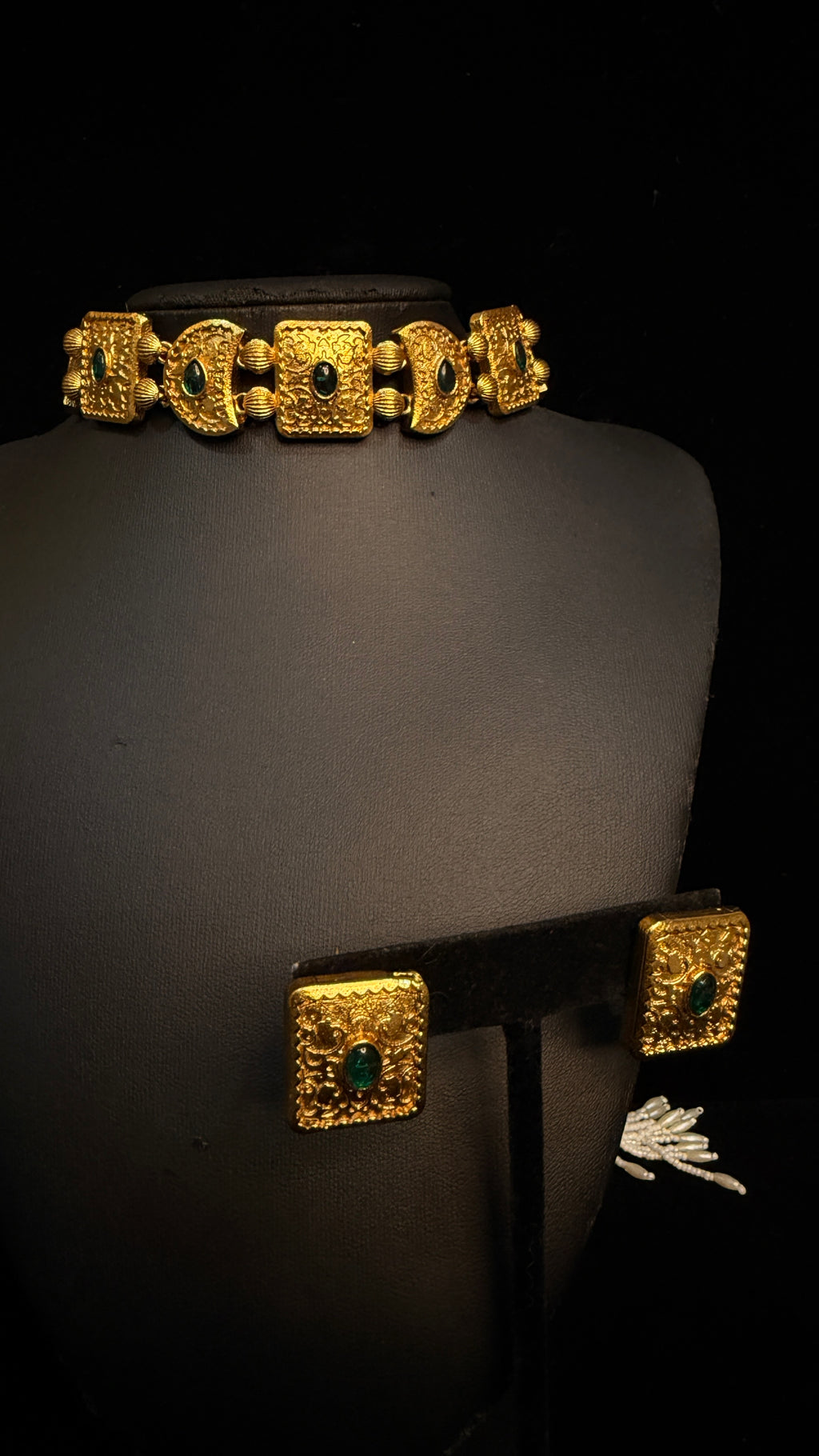 Choker with green kundan stone