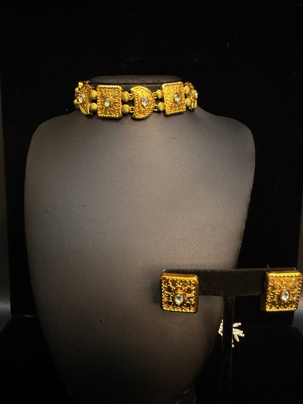 Choker with white kundan stone