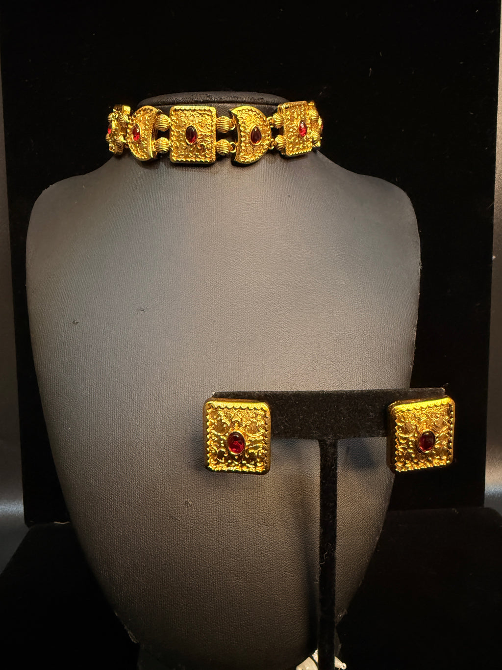 Choker with red kundan stone