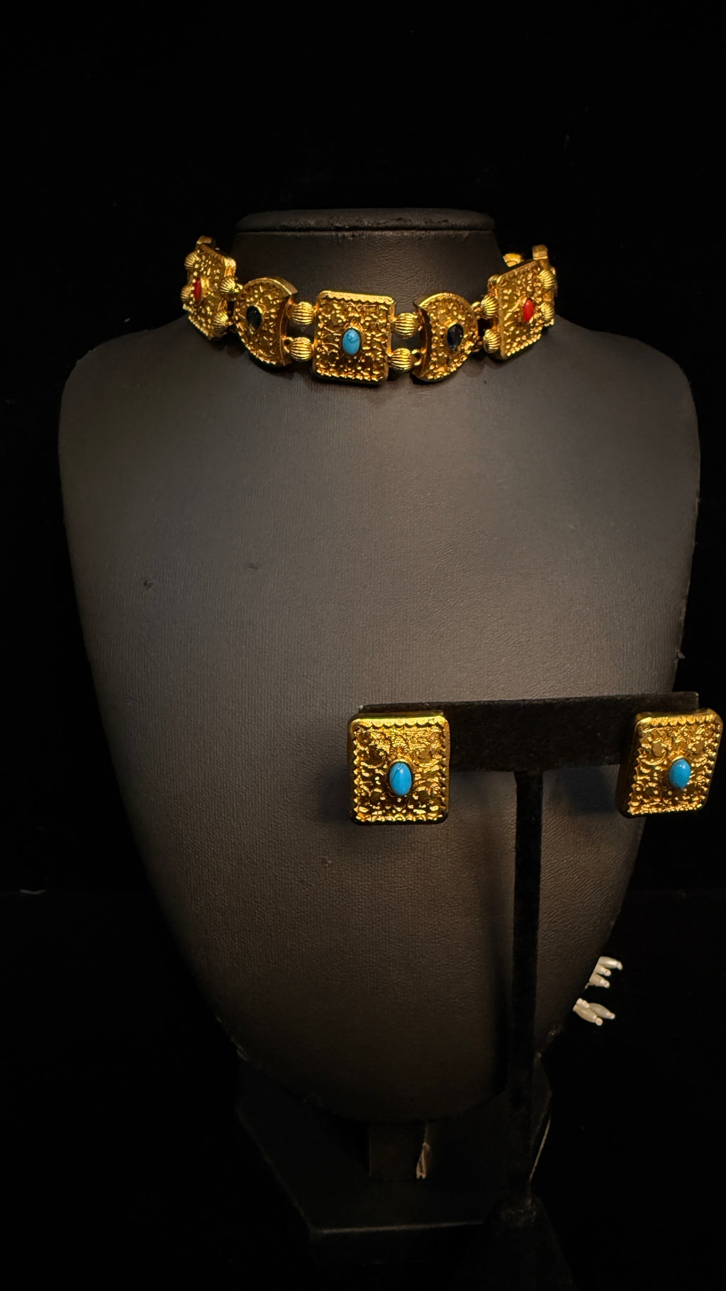 Choker with multi kundan stone