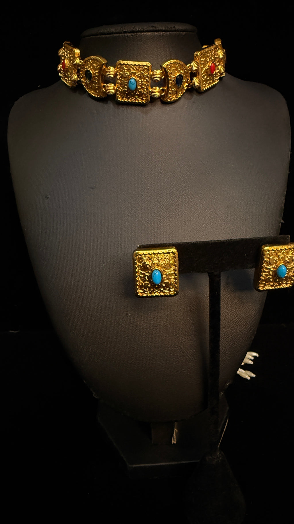 Choker with multi kundan stone