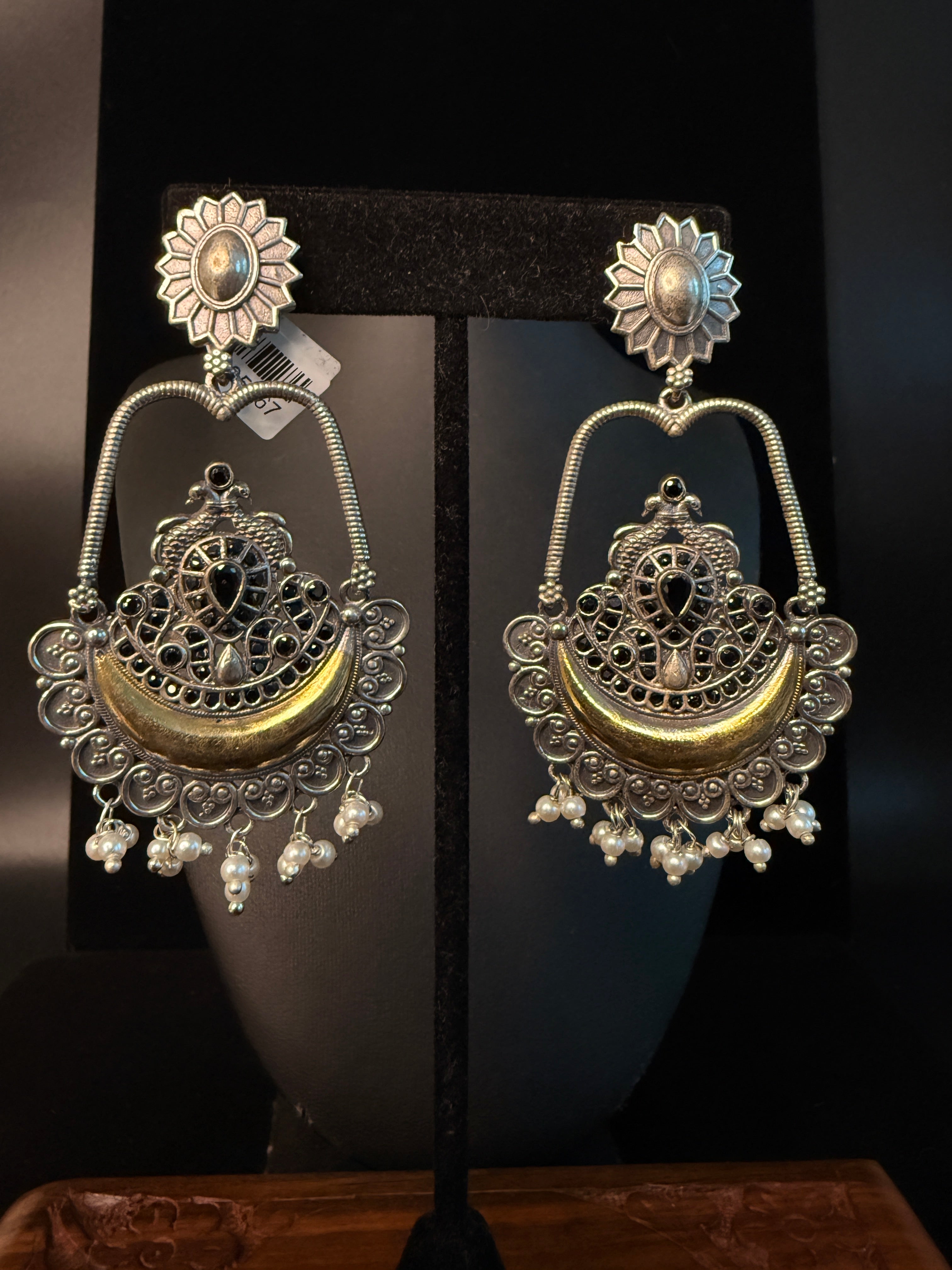 Dual tone earring with black stones