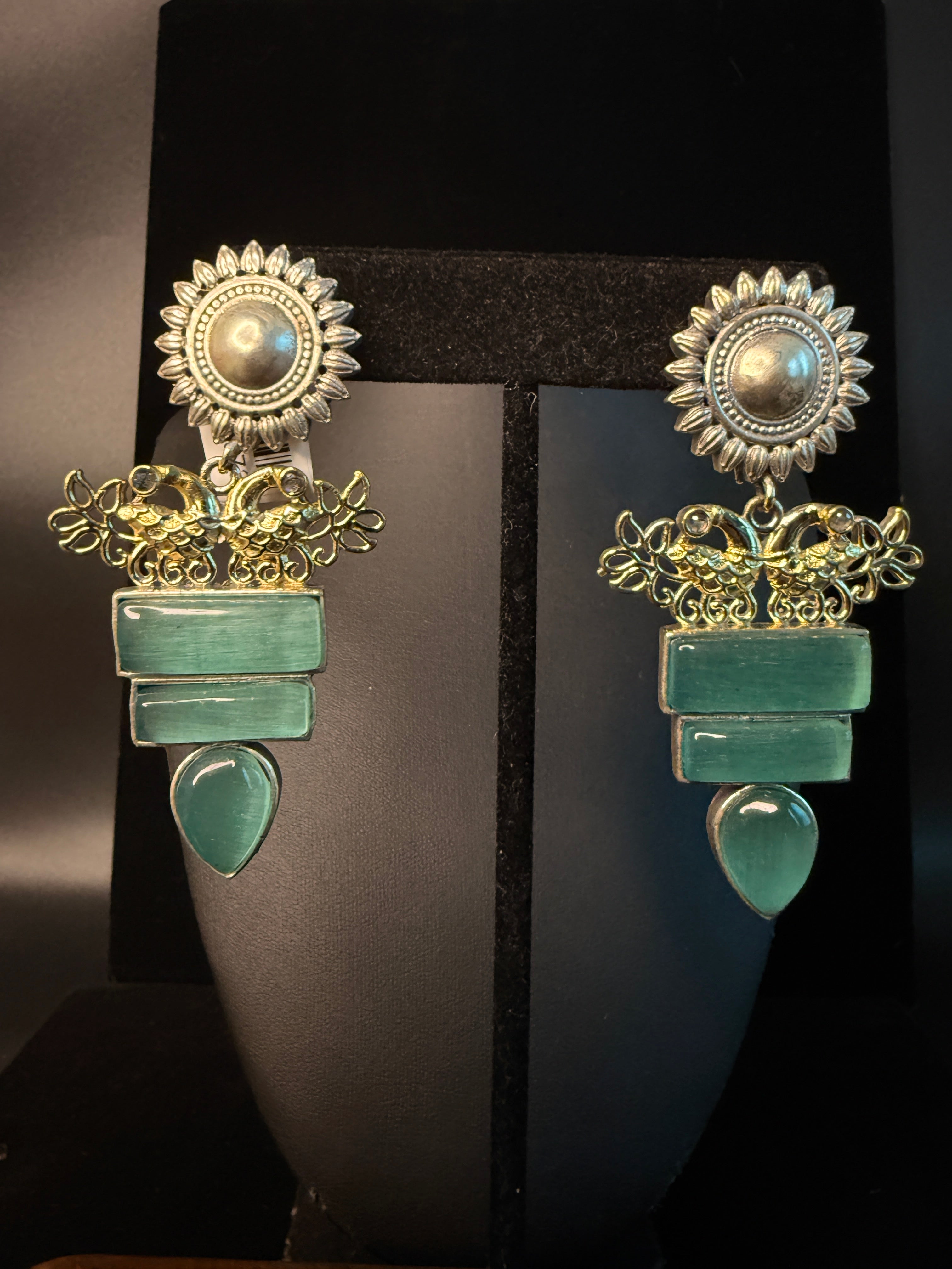 Dual tone earring with Green stone