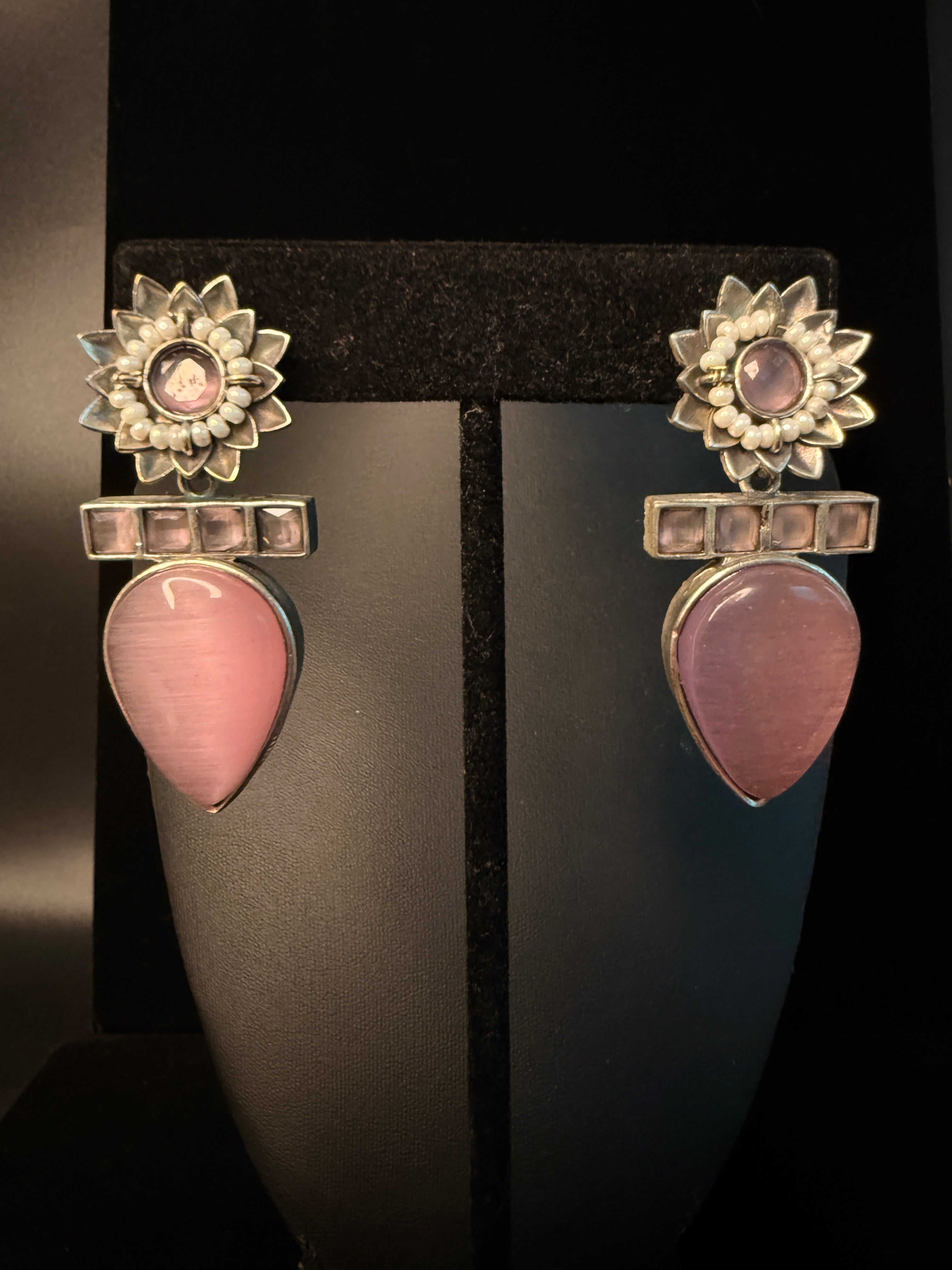 Earring with light pink stone